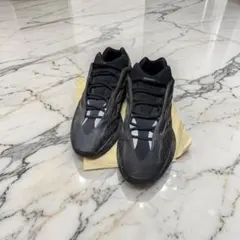 Yeezy 700 v3のサムネイル