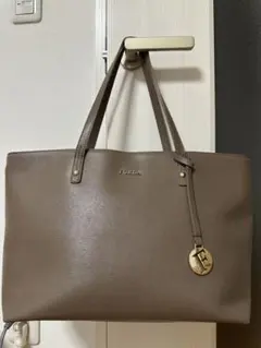 ゆかごん様専用☆ 使用1日 美品 フルラ レザー フローレンス
