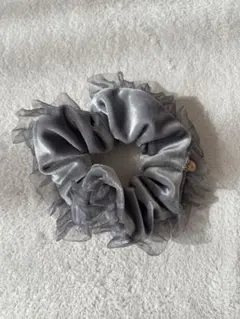 ベロア　グレー フリル付きシュシュ