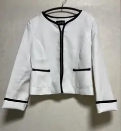 ホワイト ノーカラージャケット ブラックトリミング