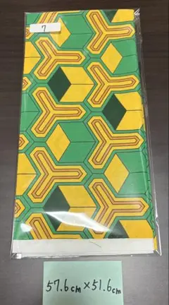 幾何学模様の生地 57.6cm x 51.6cm 新品　7番