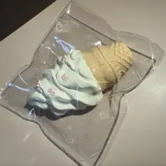 バニラアイスクリームコーンのスクイーズおもちゃ　CreamyTree
