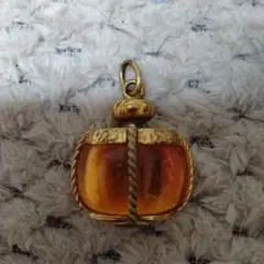 YSL 金色の琥珀色ガラスチャームのサムネイル