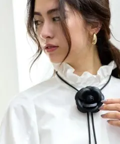 【新品未使用タグ付】Audie a Muses レザー調フラワータイ付きブラウス