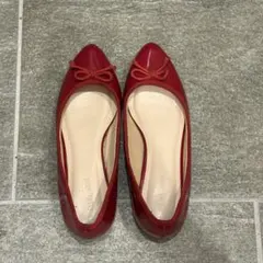 赤いリボン付きフラットシューズ