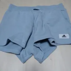 adidas ライトブルー ショートパンツ