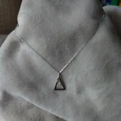 三角形ペンダントネックレス