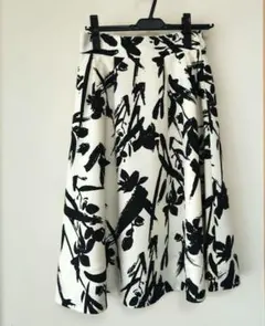 「モノクロフラワー・エレガントスカート」裾にステッチあり