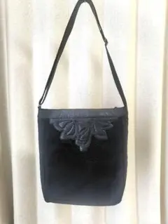 イビサ　ブラック　ショルダーバッグ 葉の刺繍　レザー　ナイロン