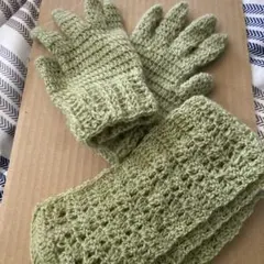 淡いグリーンのマフラーと手袋