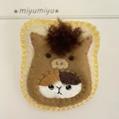 ☆792 三毛猫　馬　ハンドメイド　刺繍ブローチ