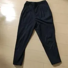 黒 テーパード パンツ