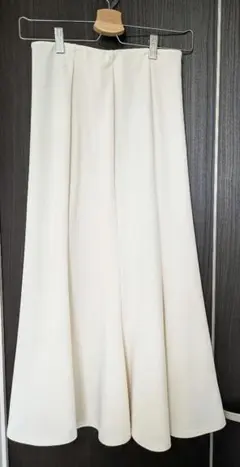 GU ホワイト フレアスカート