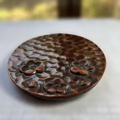 急須敷き 土瓶敷き 花彫刻の茶色円形プレート