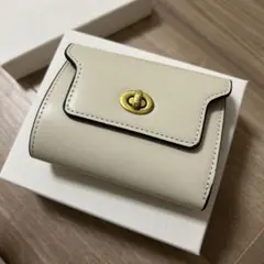 アイボリー 三つ折り財布 ターンロック