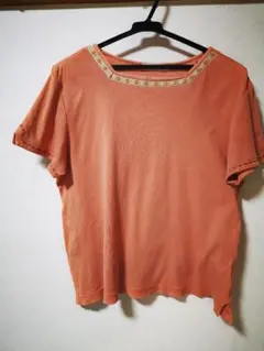 オレンジ色刺繍付き半袖Tシャツ