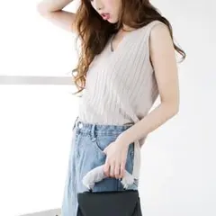 julia boutique スリット入りVネックノースリーブニット