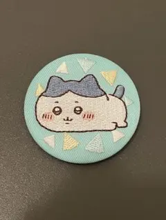 食玩「ちいかわ 刺繍缶バッジビスケット」 「12. ハチワレ（へちゃ）」