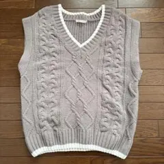 薄いグレー ケーブル編み ニットベスト