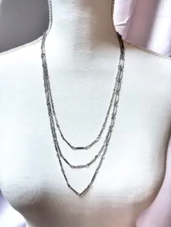 ロングネックレス　三重チェーンネックレス 花チャーム付き