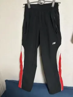 New Balance ジャージパンツ 黒/赤/白