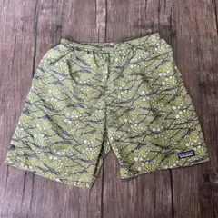 patagonia 花柄ショートパンツ オリーブグリーン
