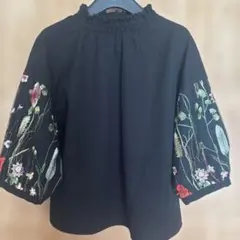 袖刺繍のカットソー