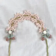 手編み お花の付いたいちごのヘッドドレス ピンク×グリーン
