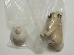 アヒルと犬　パグのフィギュア　ガチャ