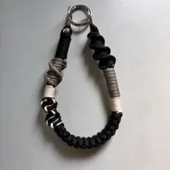 スマホ用 パラコード　ハンドストラップ black 大人シンプル ハンドメイド