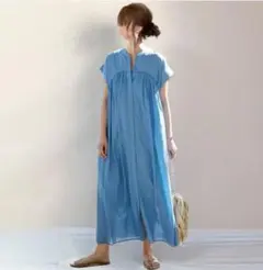 ロングワンピース　体型カバー　ブルー　羽織り　隠しボタン　バンドカラー　ギャザー