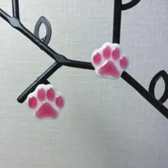 白猫　肉球　ピアス