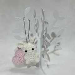 編み物　あみぐるみ　うさぎ　ハート(左)　キーホルダー　ホワイト