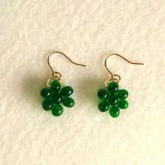 【再々販】♥️グリーンのファルファーレのデイジービーズピアス♪　ハンドメイド