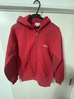 赤いフード付きジップアップパーカー