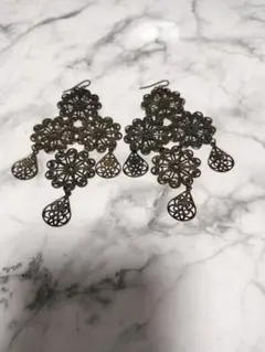 ブロンズ 花柄装飾 メタル ピアス