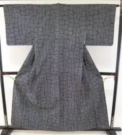 Q0718Ｓお仕立て上がり正絹大島紬アンサンブル　黒、グレー地に幾何学模様　着物