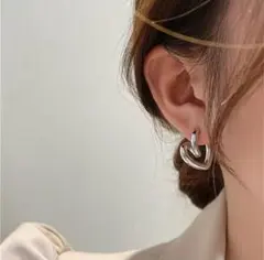 匿名配送　ハート型　シルバーフープピアス　ハートピアス