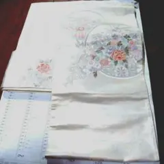 美しい刺繍が為された名古屋帯ホワイト系に草花模様地柄牡丹菊菖蒲など