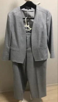 グレーのジャケットとパンツセットアップ