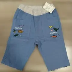 恐竜刺繍の青いハーフパンツ