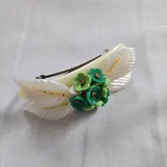 ホワイトとグリーンの花飾りバレッタ
