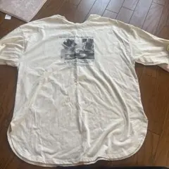 オーバーサイズ Tシャツ クリーム色 背面プリントのサムネイル