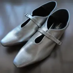 新品タグ付 シルバー ポインテッドトゥパンプス 低ヒール