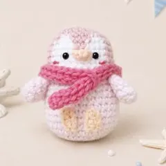 マフラーを巻いたころんと小さなペンギンのあみぐるみ　いちご