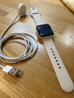 Apple Watch SE(第2世代)本体 ホワイト 充電ケーブル付き
