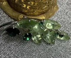 マスカットグリーンのクラックガラスのブローチ