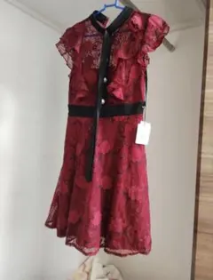 レース フリル付き赤ドレス着用してます。