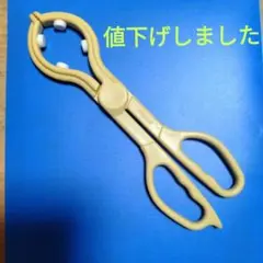 노란색 플라스틱으로 만든 젖병 가위