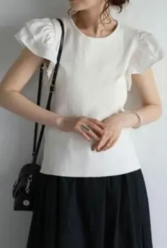 【新品未使用】ボンジュールサガン　フリル袖スリーブ　プルオーバー半袖Tシャツのサムネイル